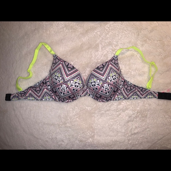 PINK Victoria Secret
WEAR EVERYWHERE PUSH-UP - Picture 3 of 4